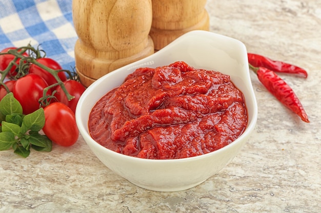 Pâtes aux tomates pures biologiques naturelles dans le bol
