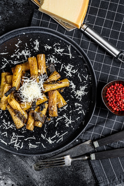 Pâtes aux truffes noires, champignons blancs et parmesan