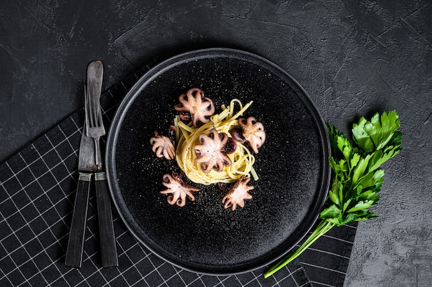 Pâtes bavette avec bébé poulpe. Vue de dessus