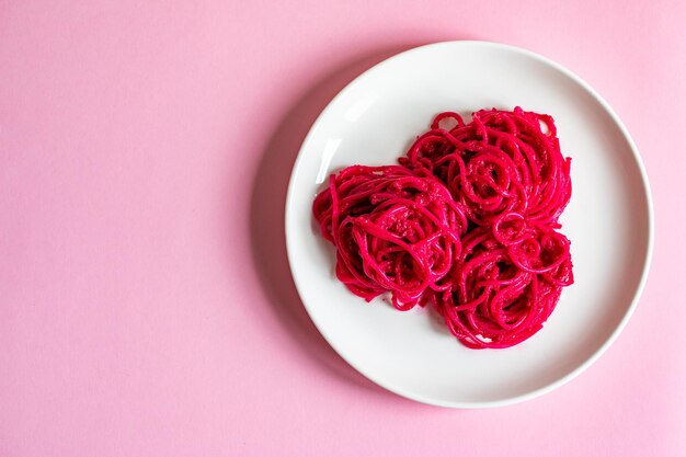 Photo pâtes à la betterave pâtes à thème barbie nouilles roses sur fond rose