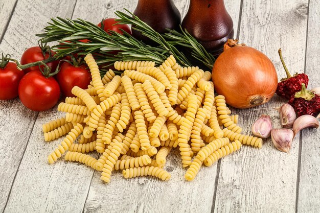 Pâtes de blé italiennes crues Fusilli