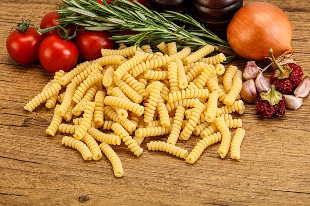 Pâtes de blé italiennes crues Fusilli