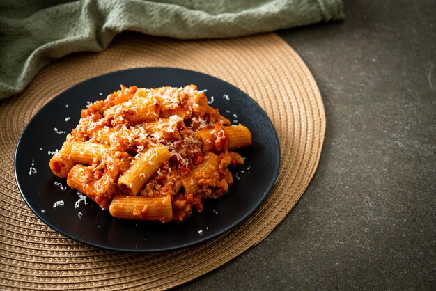 Pâtes bolognaise rigatoni au fromage - pâtes italiennes traditionnelles