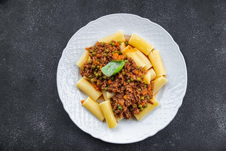 Photo pâtes bolognaise sauce aux légumes viande hachée repas nourriture collation sur la table copie espace nourriture