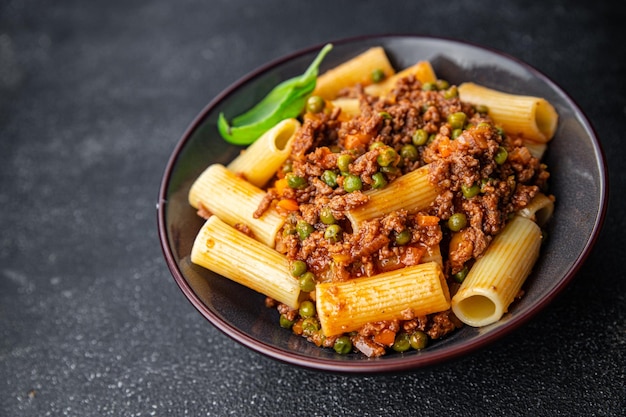 pâtes bolognaise sauce aux légumes viande hachée repas nourriture collation sur la table copie espace nourriture