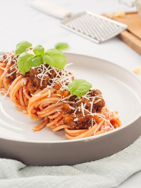 Pâtes bolognaises sur fond clair