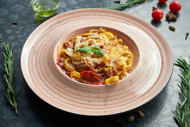 Pâtes bolognaises maison et fraîches avec viande hachée, parmesan, tomates et basilic