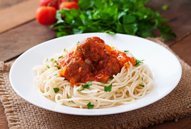 Pâtes et boulettes de viande à la sauce tomate