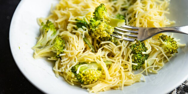 pâtes brocoli légumes fins vermicelles deuxième plat sans viande repas frais collation sur la table