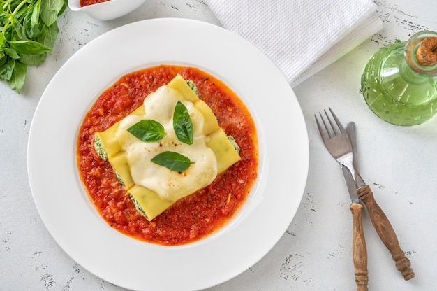 Pâtes cannellonis farcies à la ricotta et aux épinards sauce tomate