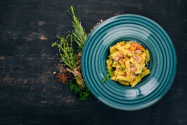 Pâtes à la carbonara au bacon Sur fond de bois Cuisine italienne Vue de dessus Espace de copie