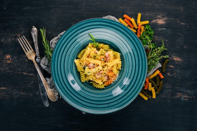 Pâtes à la carbonara au bacon Sur fond de bois Cuisine italienne Vue de dessus Espace de copie