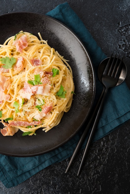 Pâtes carbonara au bacon et parmesan sur une assiette