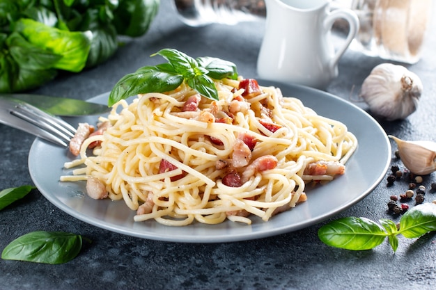 Pâtes carbonara maison classiques avec pancetta, œuf, parmesan à pâte dure et sauce à la crème. Cuisine italienne. Spaghetti à la carbonara.