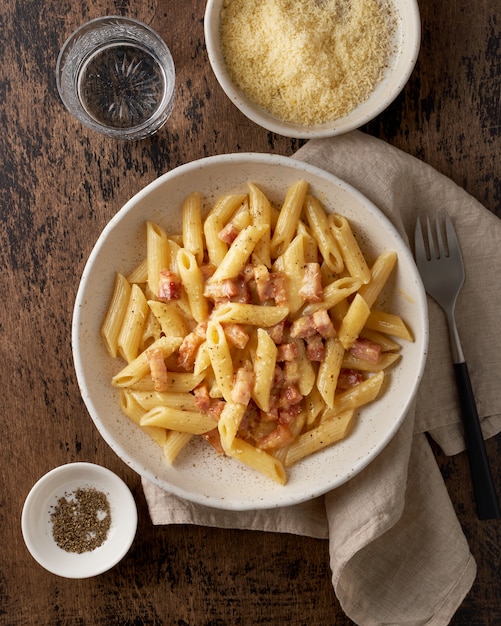 Pâtes carbonara. Penne avec pancetta, œuf, parmesan et sauce à la crème