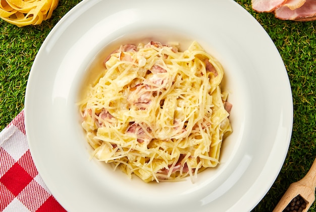 Pâtes à la carbonara. Plat italien traditionnel