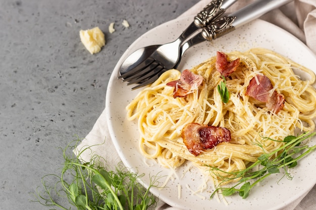 Pâtes Carbonara, spaghetti au bacon, œuf, parmesan et sauce à la crème sur une plaque en céramique