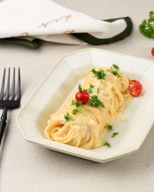 Pâtes à la carbonara, spaghetti aux œufs, fromage parmesan à pâte dure, persil et sauce à la crème. Cuisine italienne traditionnelle. Pâtes à la carbonara. Mise au point sélectionnée