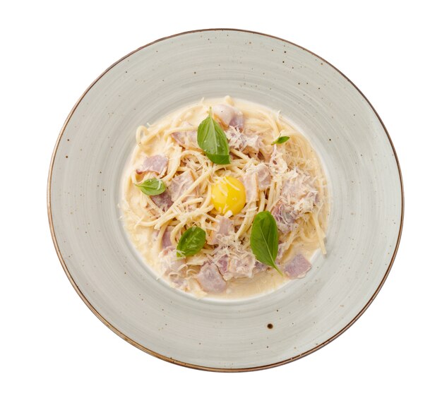 Pâtes carbonara avec spaghetti isolé sur blanc