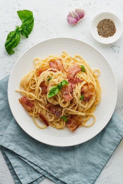 Pâtes carbonara. Spaghetti à la pancetta, oeuf, parmesan et sauce à la crème