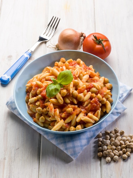 Pâtes cavatelli aux pois chiches et tomates