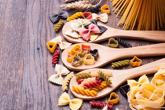 Photo pâtes colorées sur fond de bois