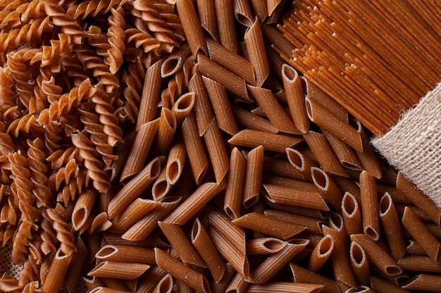 Pâtes complètes crues, spaghetti, penne et fusilli