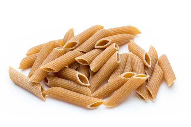 Pâtes complètes, pâtes macaroni bouchent isolé sur blanc.