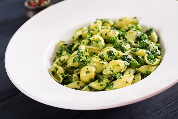 Pâtes conchiglie aux épinards et au pesto de pois verts