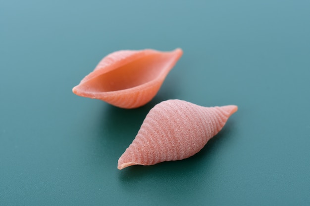 Pâtes conchiglie sur fond vert