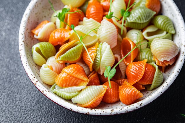 Pâtes conchiglie garnir deuxième plat coloré prêt à manger blé dur repas sain collation alimentaire