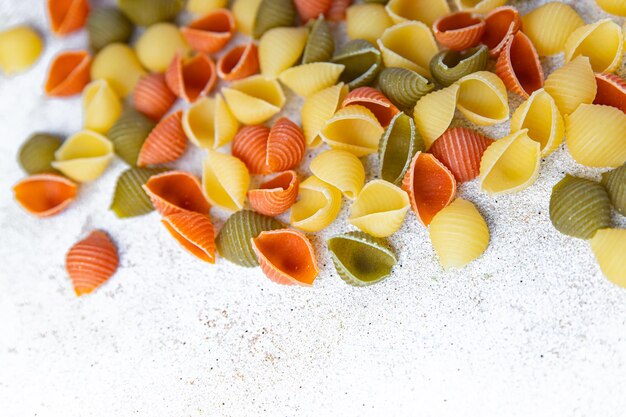 pâtes conchiglie mélange coloré multicolore repas sain nourriture collation sur la table copie espace nourriture