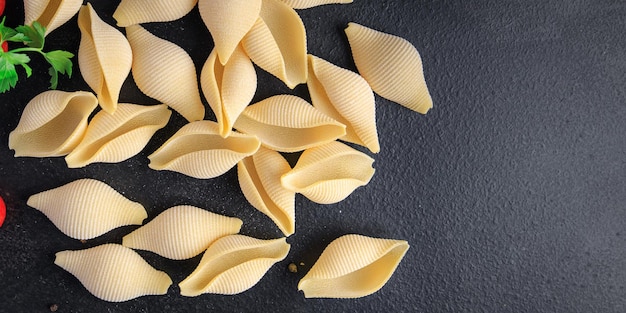 pâtes conchiglie raw shell repas sain collation alimentaire sur la table copie espace arrière-plan alimentaire rustique