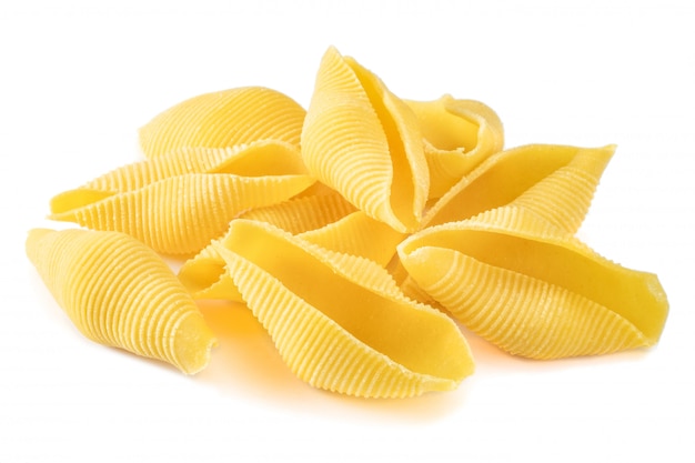 Pâtes Conchiglioni isolés sur blanc