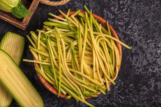 Pâtes de courgettes crues sur noir