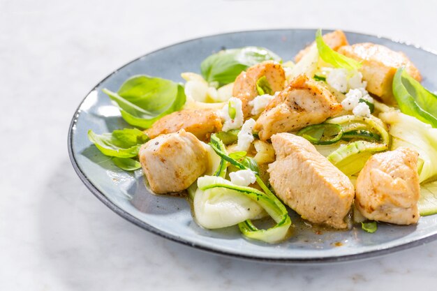 Pâtes de courgettes faibles en glucides avec du poulet