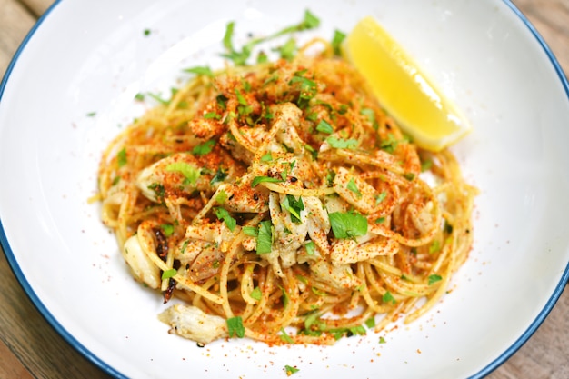 Pâtes de crabe épicées, spaghettis de fruits de mer avec piment, plat italien fusion préféré au restaurant.