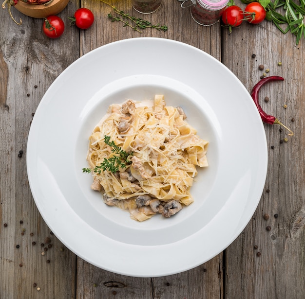 Pâtes crémeuses aux épinards et aux champignons.