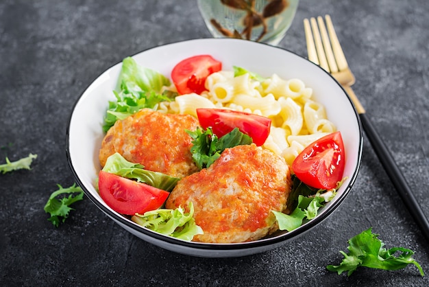 Pâtes Creste et boulettes de poulet à la sauce tomate.