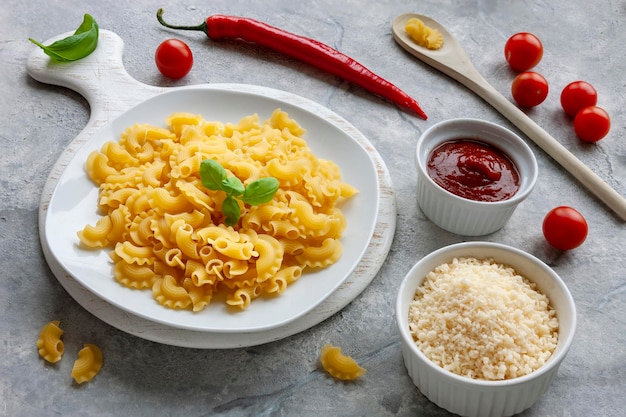 Pâtes Creste di Gallo non cuites et ingrédients pour leur cuisson