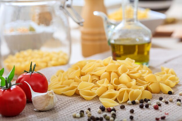 Pâtes crues de coquilles avec des légumes