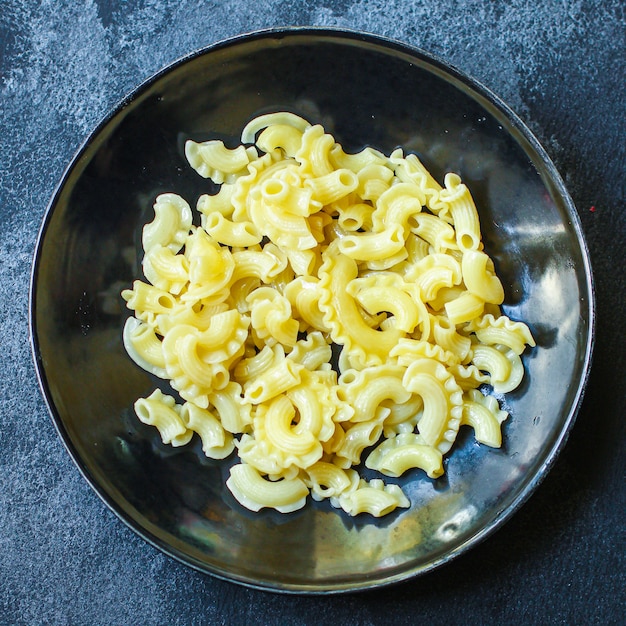 Pâtes crues dans un bol noir