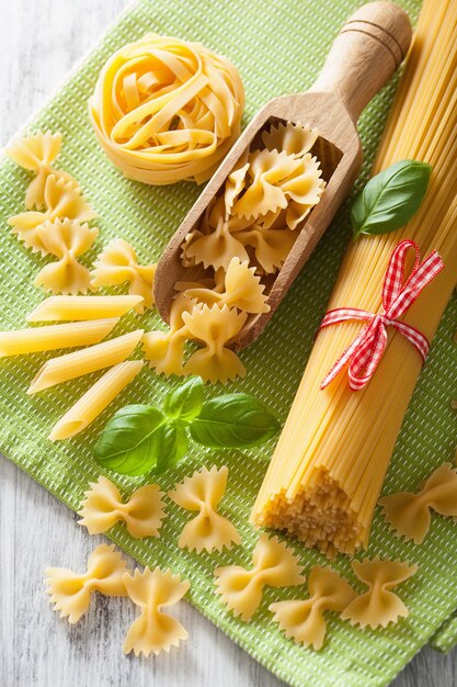 Pâtes crues farfalle spaghetti penne tagliatelles. cuisine italienne