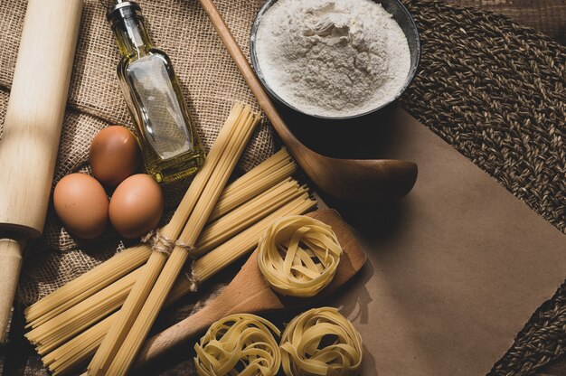 Pâtes crues sur fond de bois