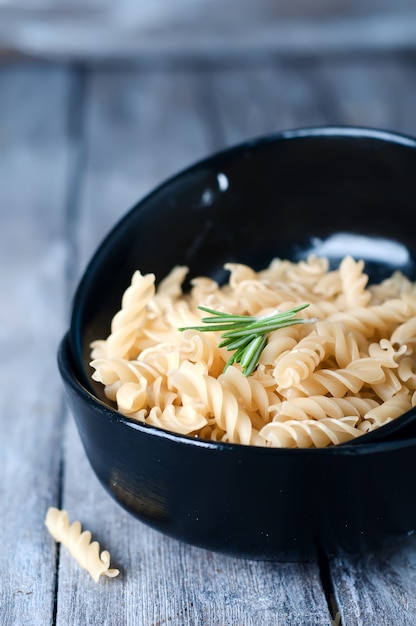 Pâtes crues sur fond en bois