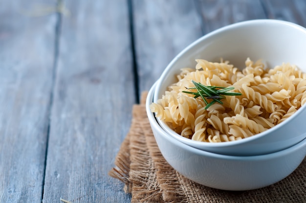 Pâtes crues sur fond en bois