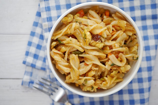 pâtes cuites maison dans une assiette sur table