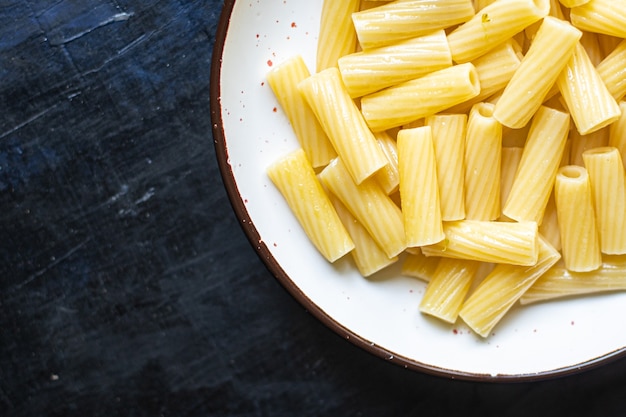 pâtes dans une assiette sur la table macaroni ziti penne cuisine italienne aliments sains repas collation