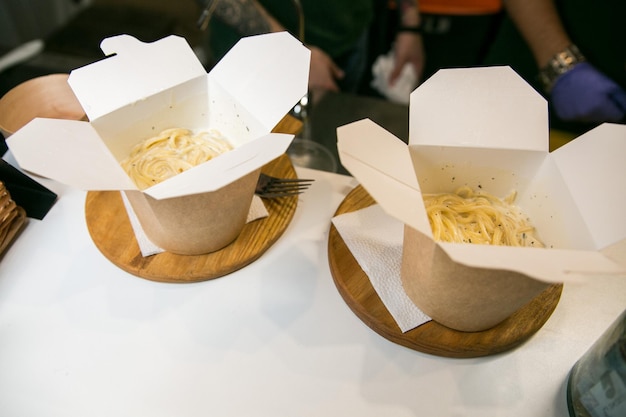 Pâtes dans une boîte en carton. Spaghettis à la sauce