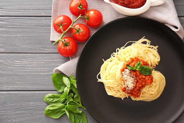 Des pâtes délicieuses avec de la sauce à la viande sur assiette